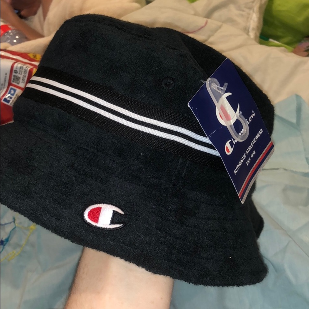 Champion black bucket hat!🌈🌟💕